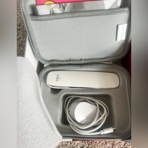 Silk’n FaceTite 3-in-1 anti-aging: RF, LED Light,&Infrared heat Shield - Picture 4 of 7